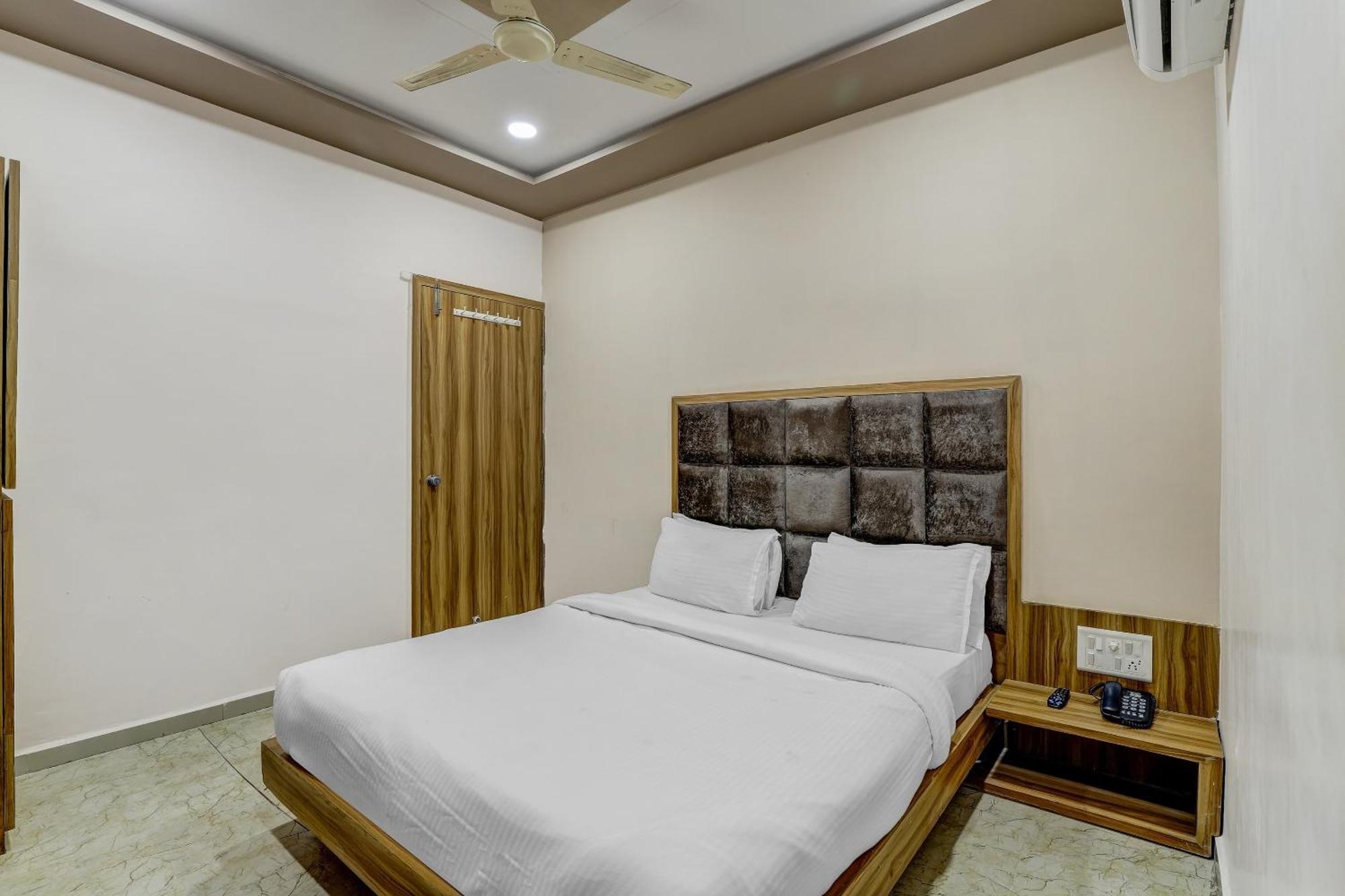 Capital O Maple View Hotel Naroda ภายนอก รูปภาพ
