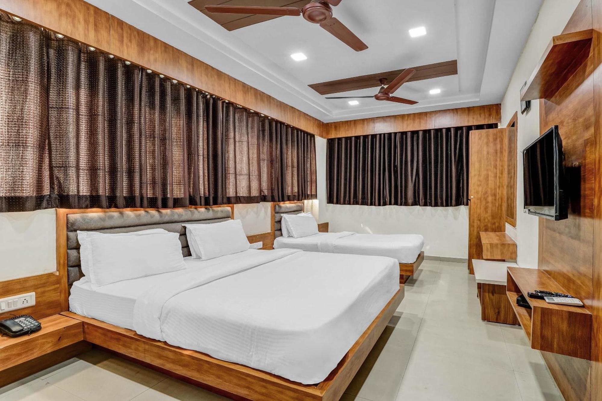 Capital O Maple View Hotel Naroda ภายนอก รูปภาพ