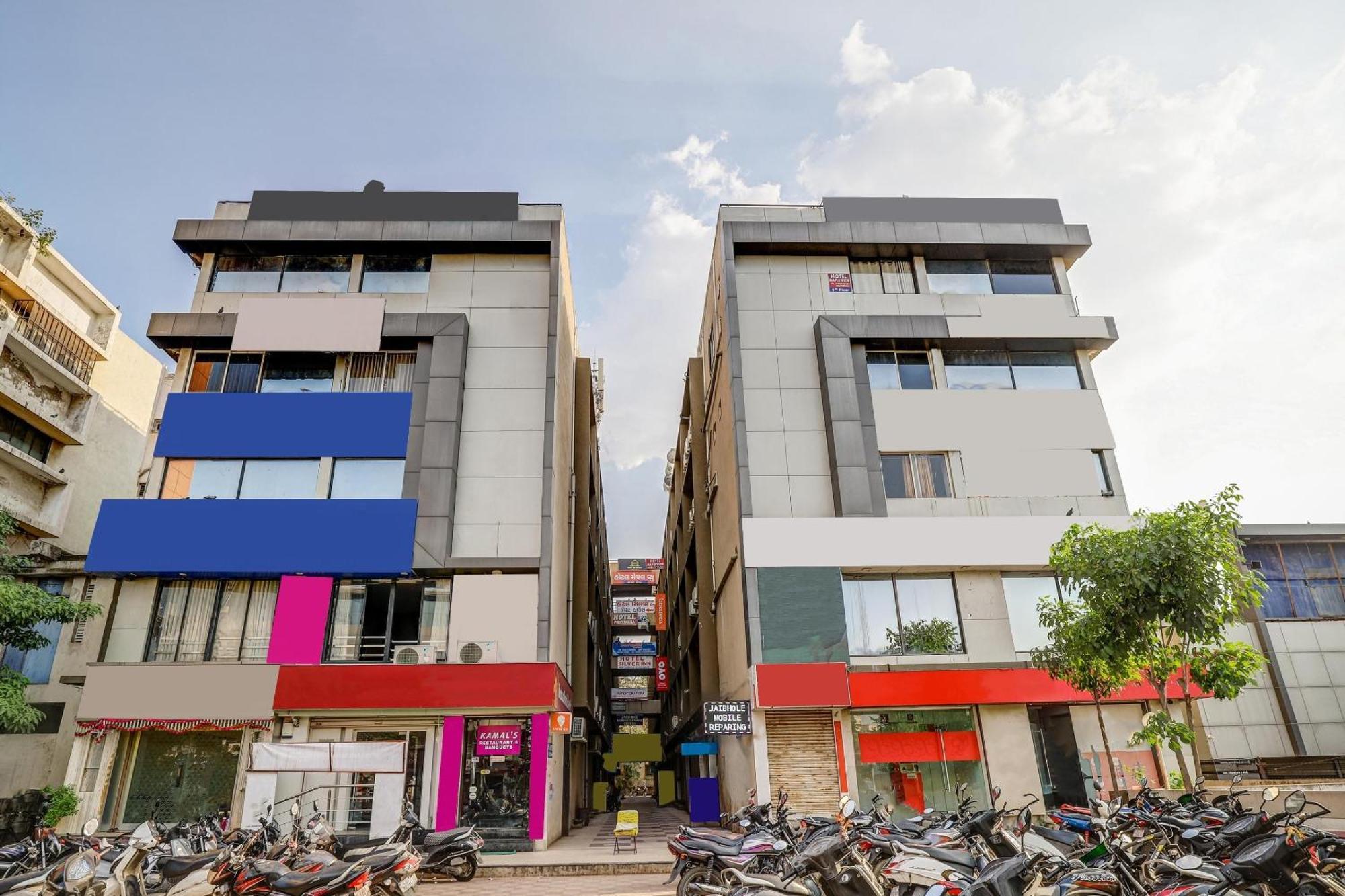 Capital O Maple View Hotel Naroda ภายนอก รูปภาพ