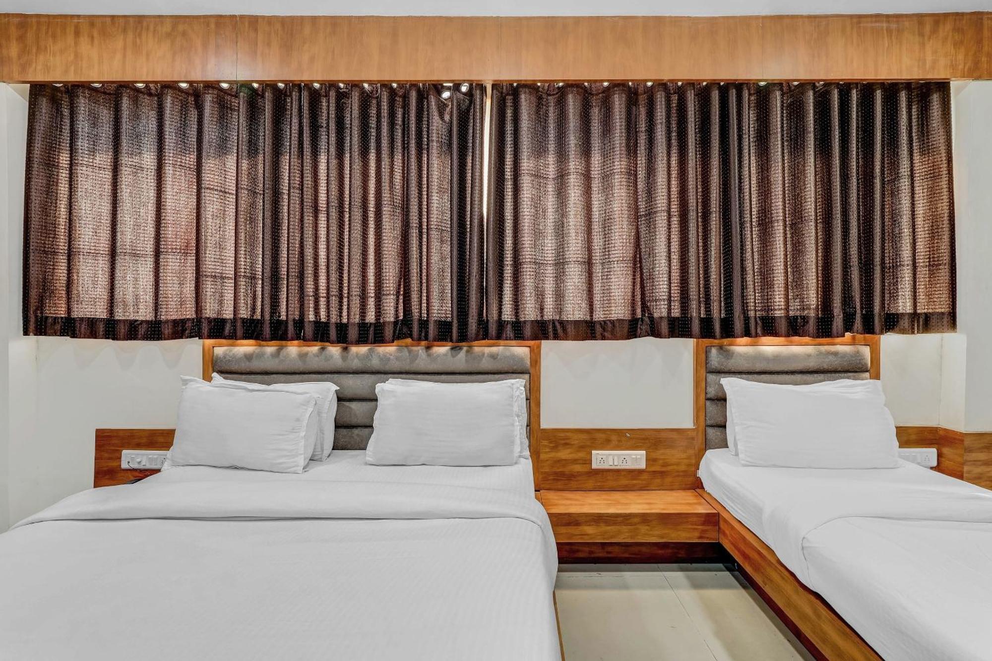 Capital O Maple View Hotel Naroda ภายนอก รูปภาพ