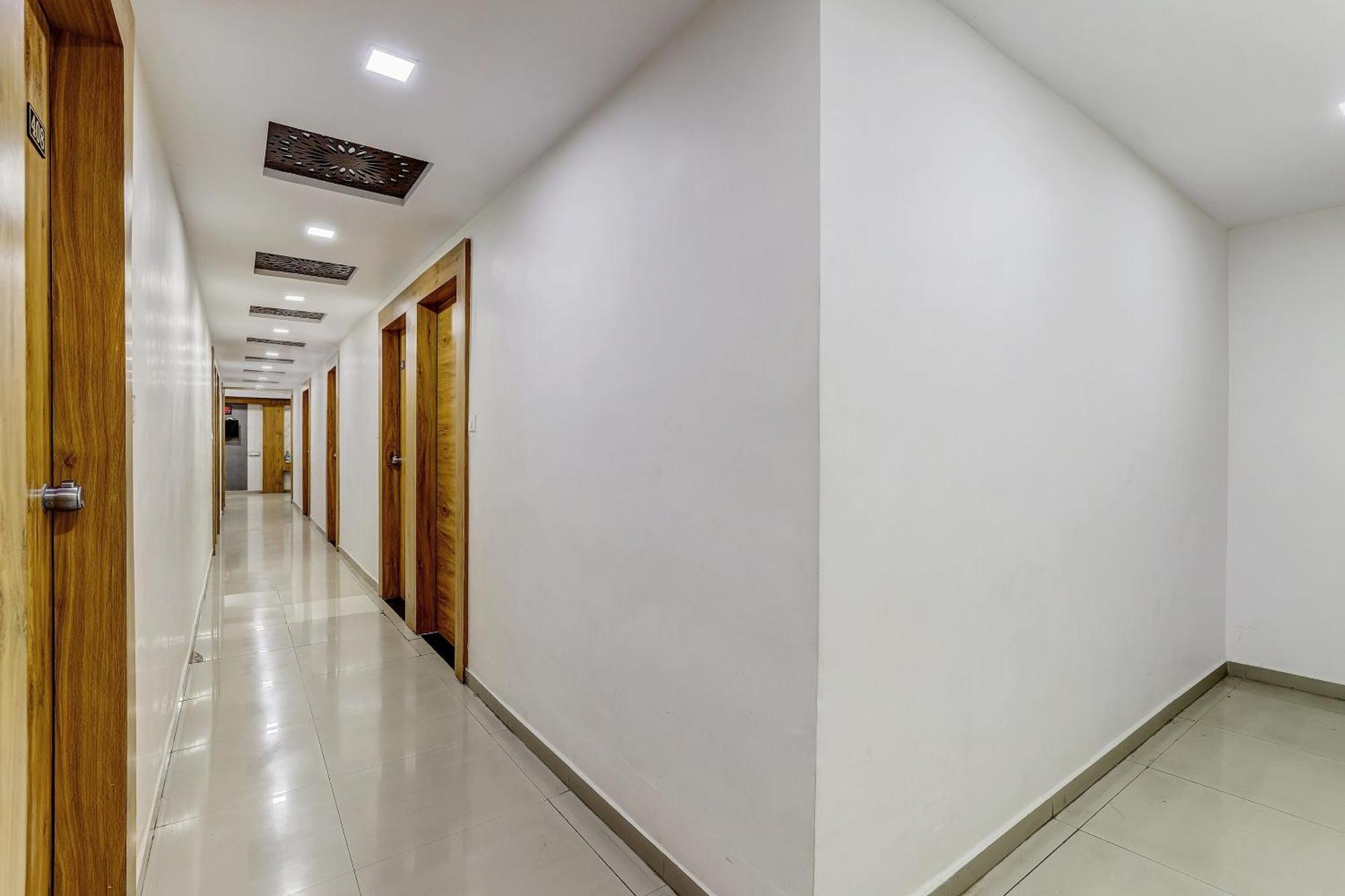 Capital O Maple View Hotel Naroda ภายนอก รูปภาพ