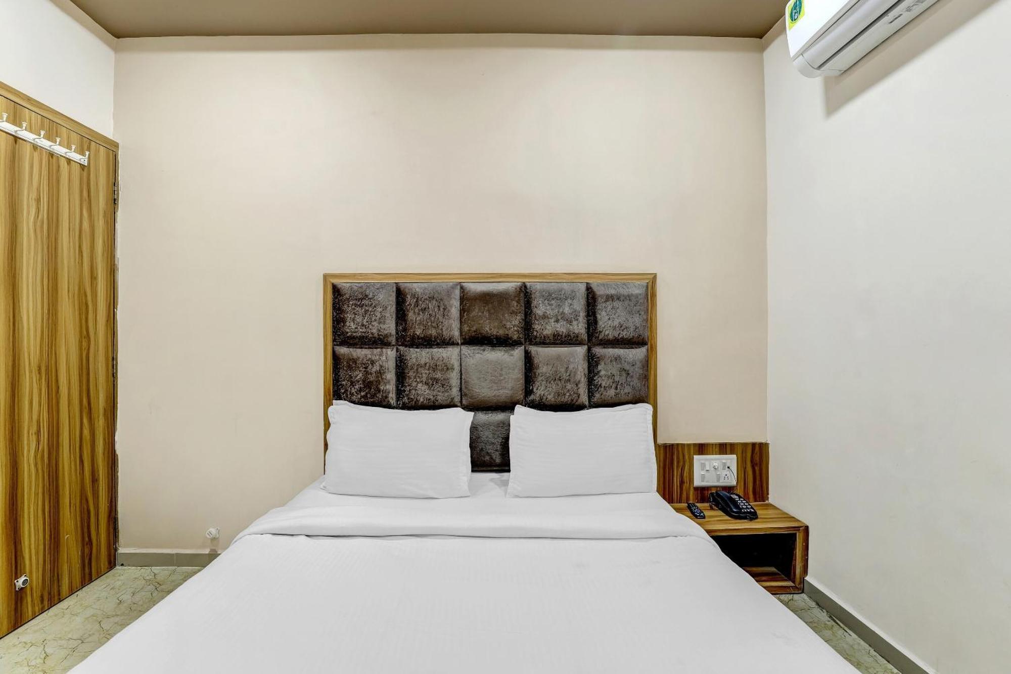 Capital O Maple View Hotel Naroda ภายนอก รูปภาพ