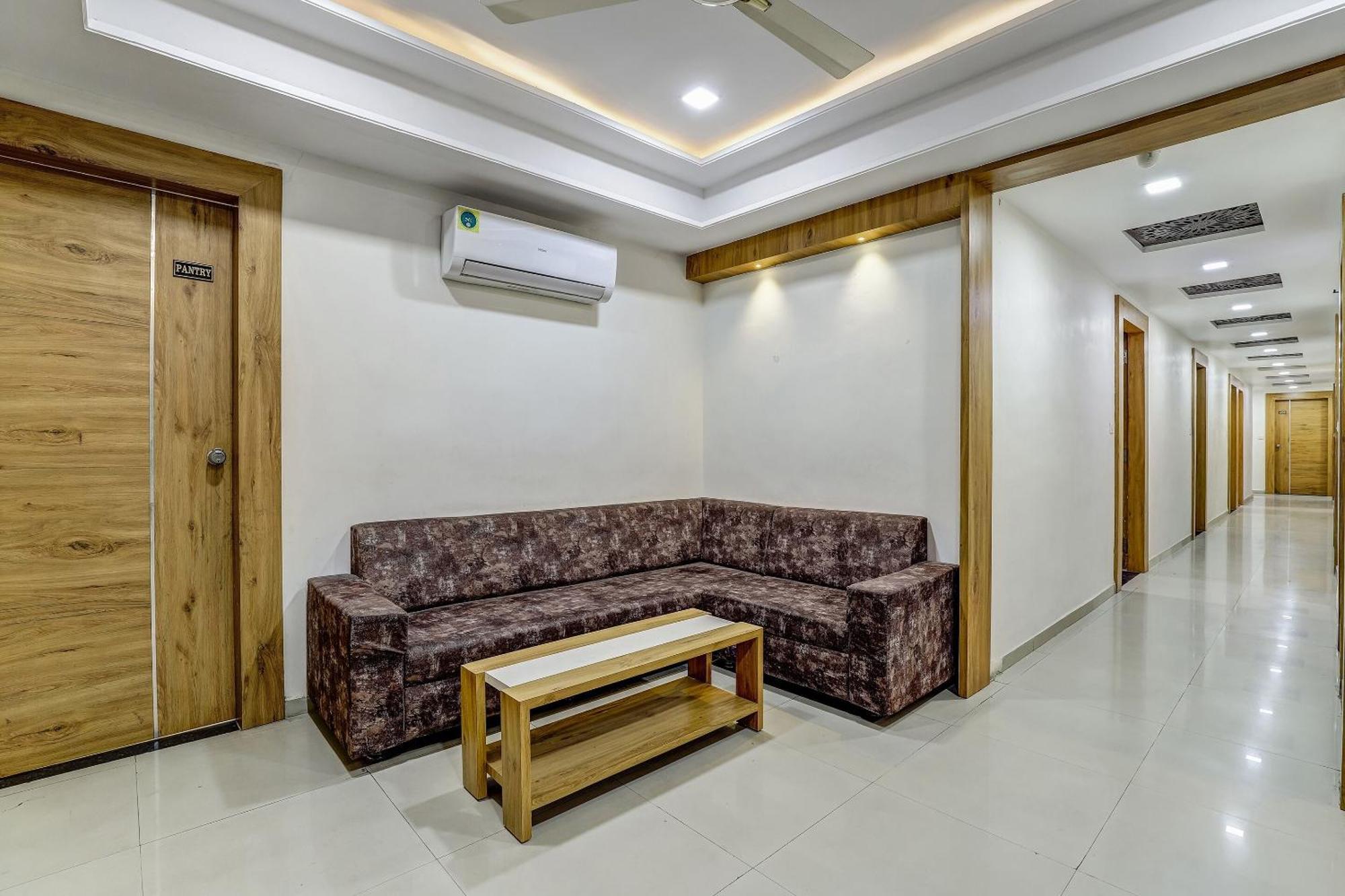 Capital O Maple View Hotel Naroda ภายนอก รูปภาพ