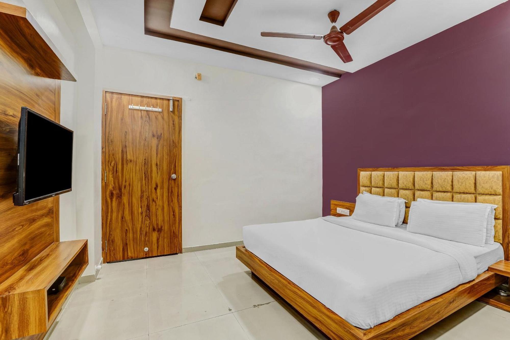 Capital O Maple View Hotel Naroda ภายนอก รูปภาพ