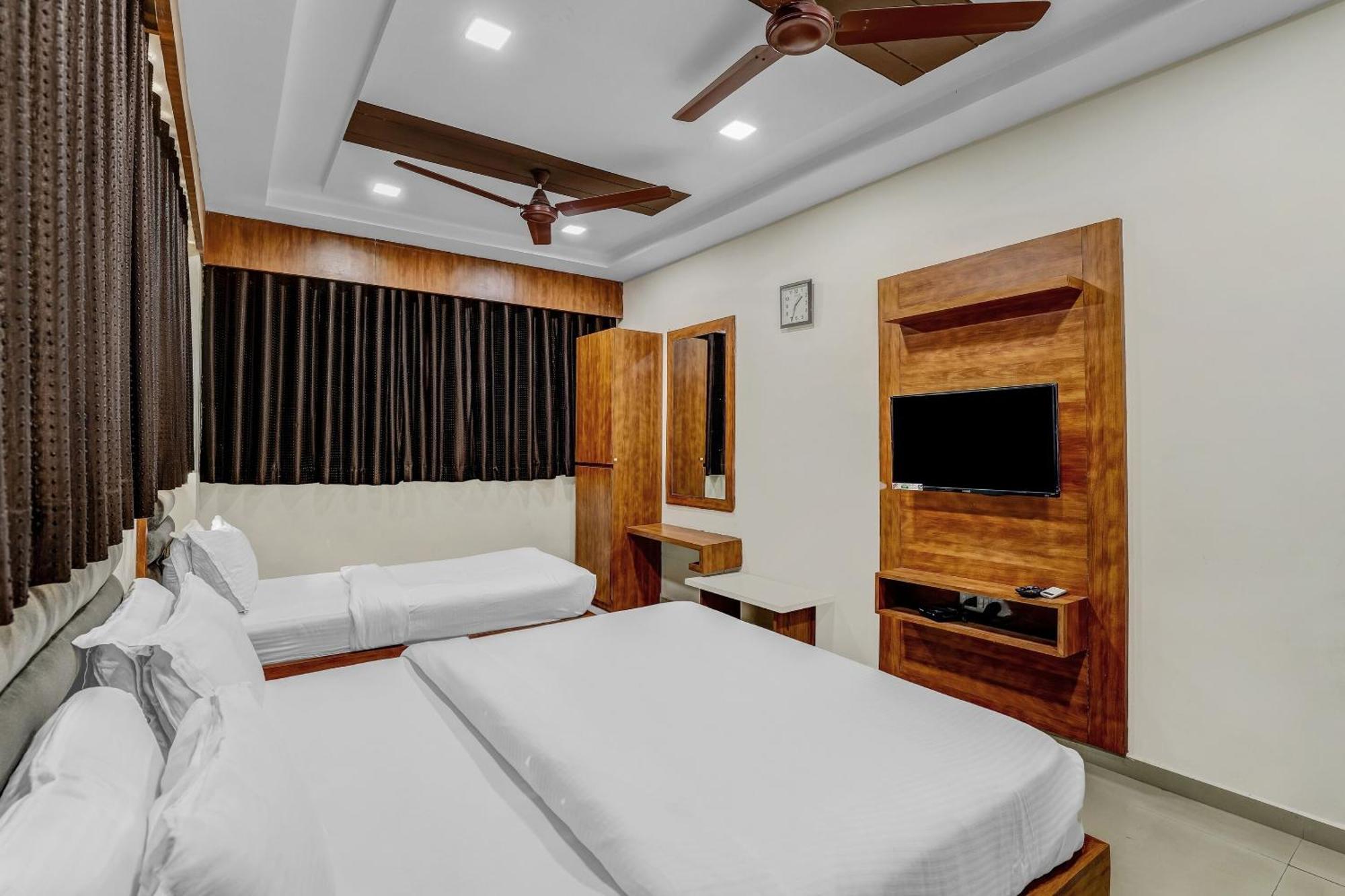 Capital O Maple View Hotel Naroda ภายนอก รูปภาพ