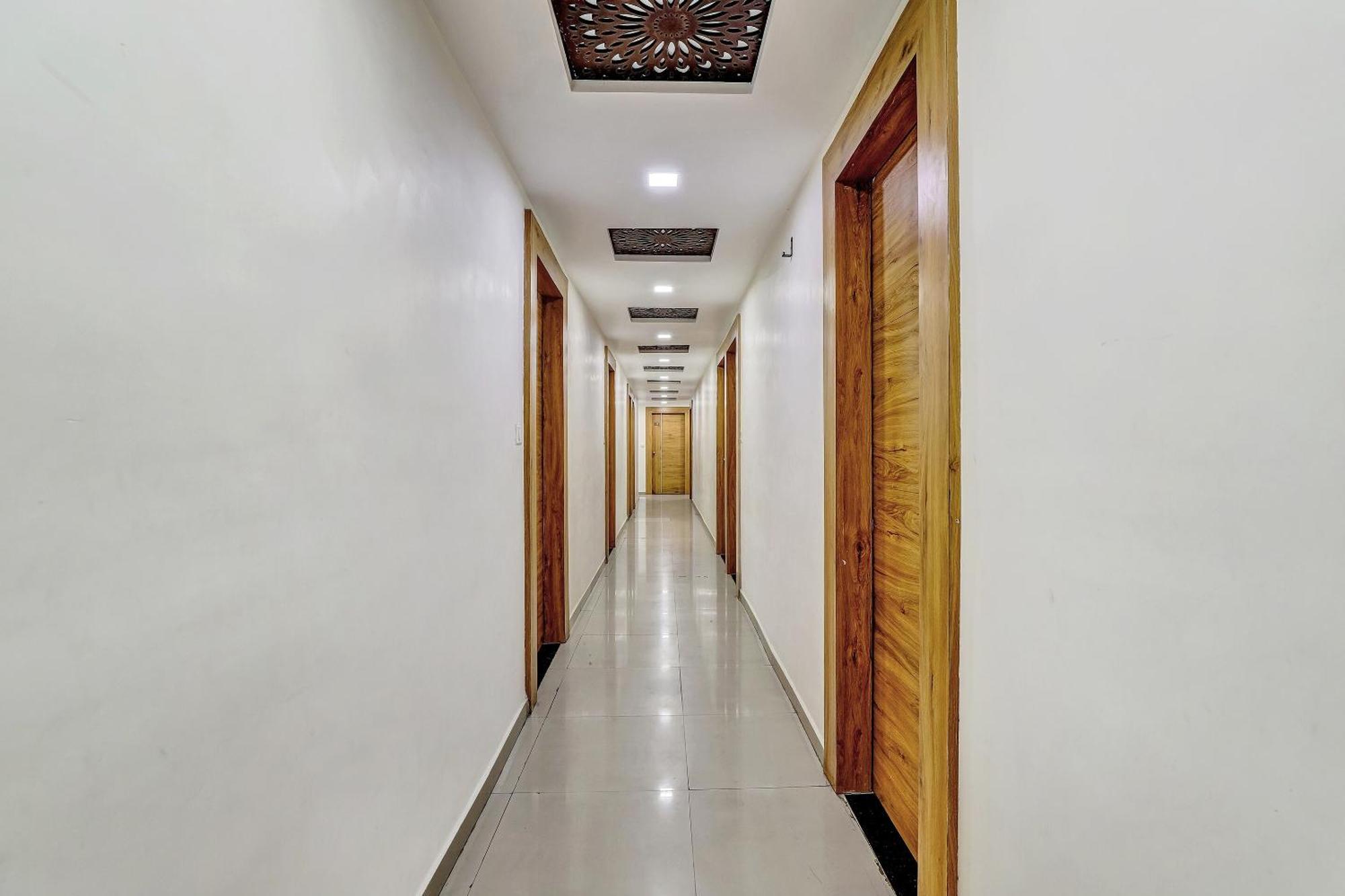 Capital O Maple View Hotel Naroda ภายนอก รูปภาพ