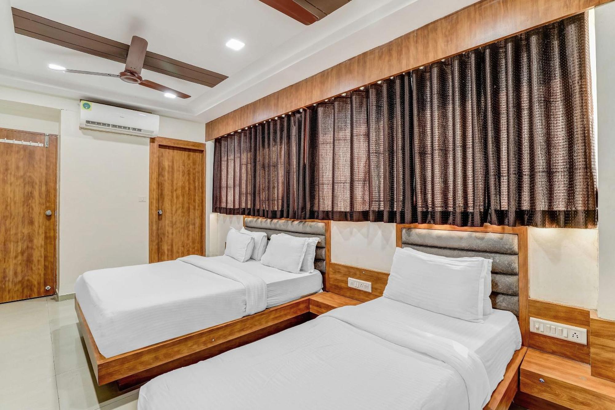 Capital O Maple View Hotel Naroda ภายนอก รูปภาพ
