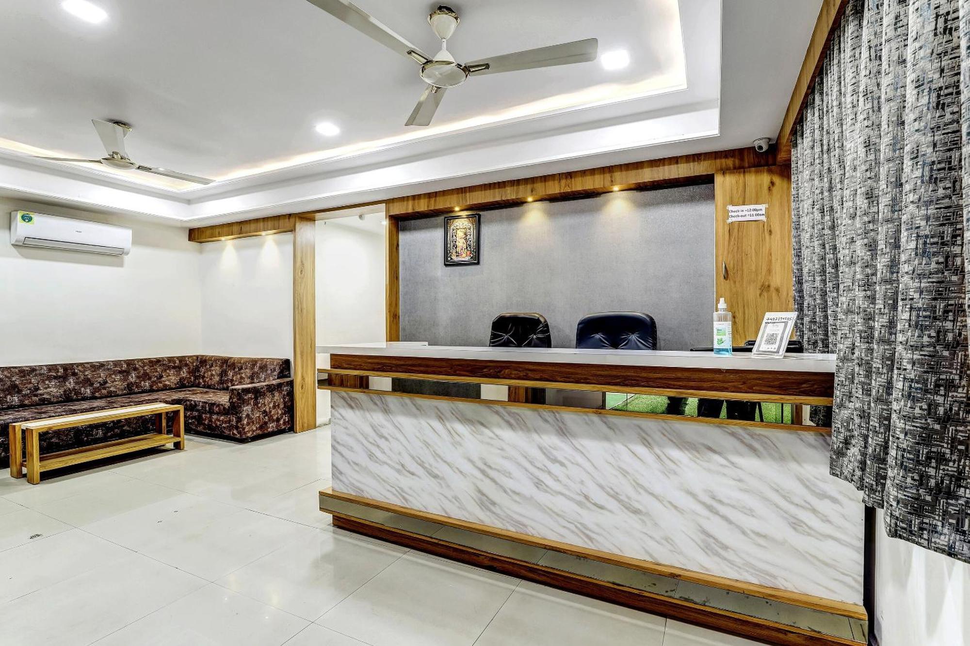 Capital O Maple View Hotel Naroda ภายนอก รูปภาพ