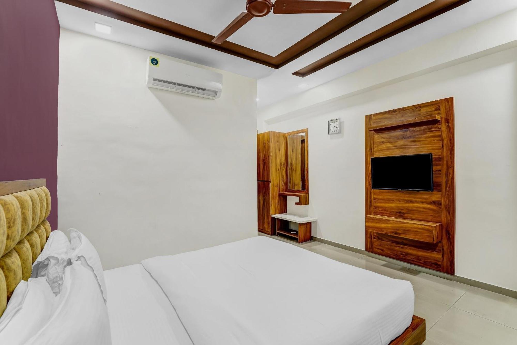 Capital O Maple View Hotel Naroda ภายนอก รูปภาพ