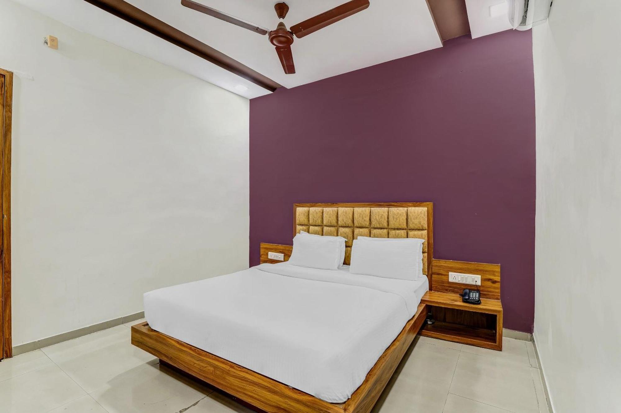 Capital O Maple View Hotel Naroda ภายนอก รูปภาพ