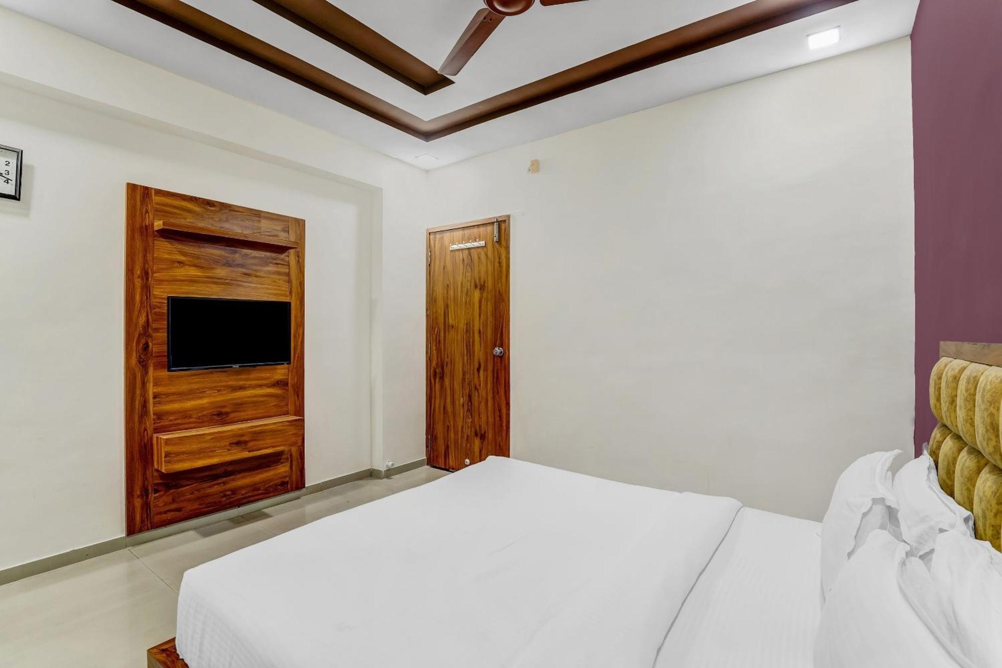 Capital O Maple View Hotel Naroda ภายนอก รูปภาพ
