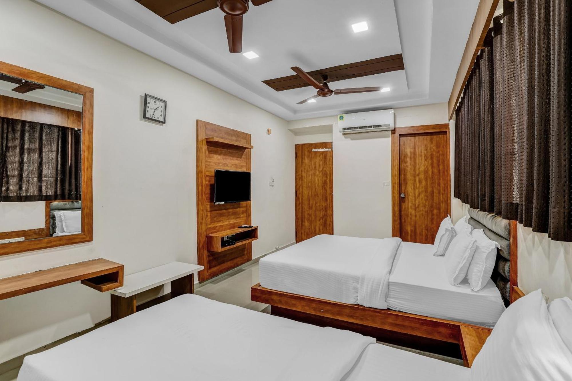 Capital O Maple View Hotel Naroda ภายนอก รูปภาพ
