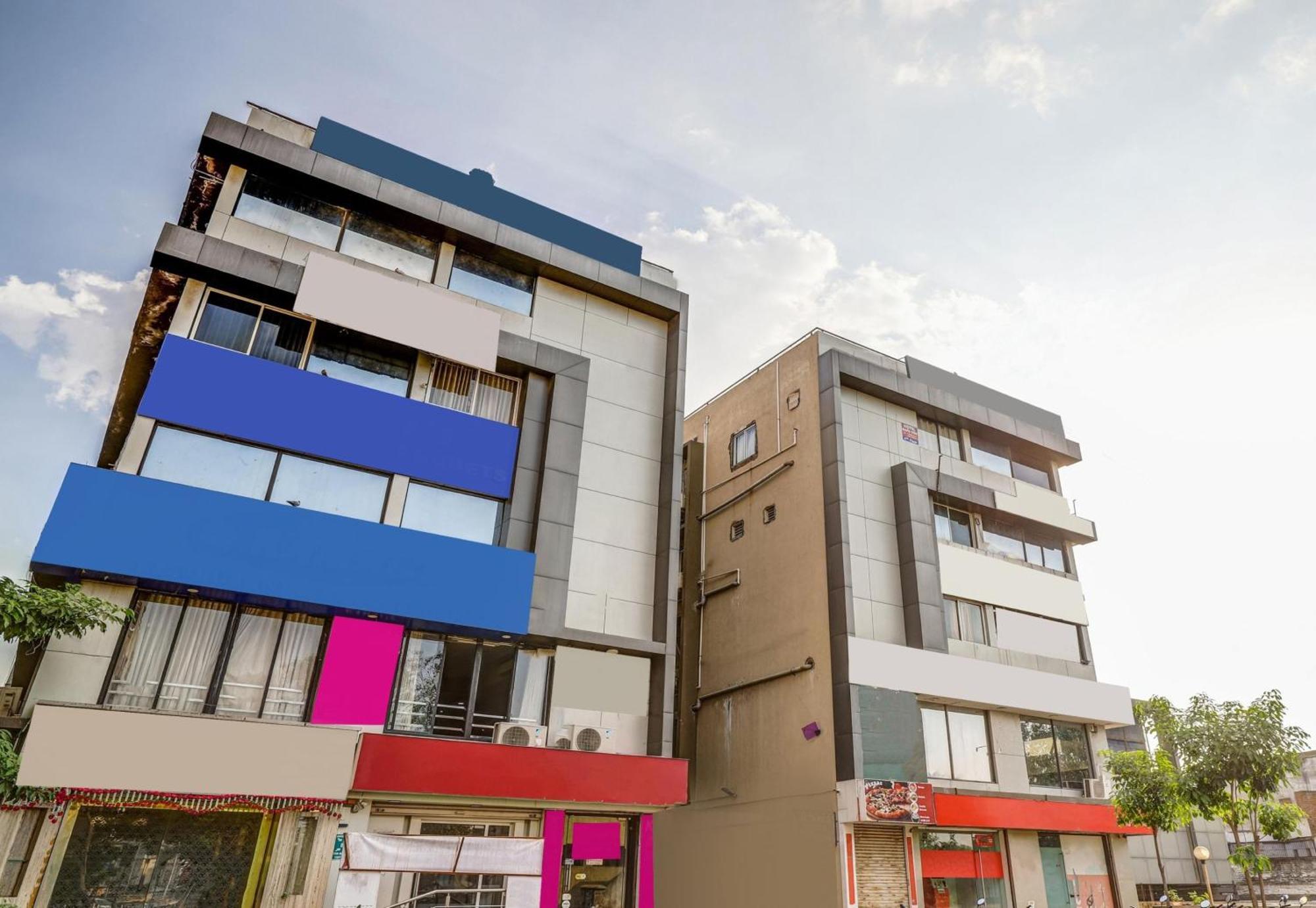 Capital O Maple View Hotel Naroda ภายนอก รูปภาพ