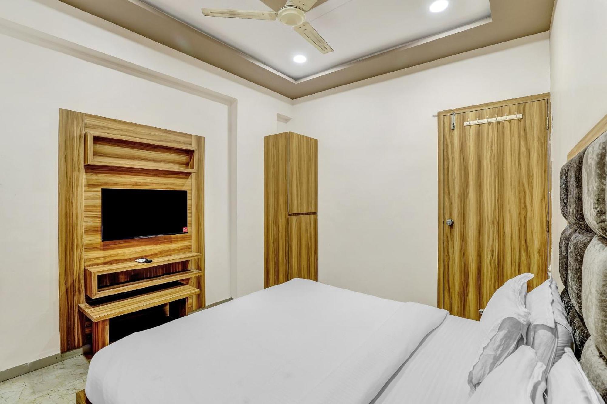 Capital O Maple View Hotel Naroda ภายนอก รูปภาพ