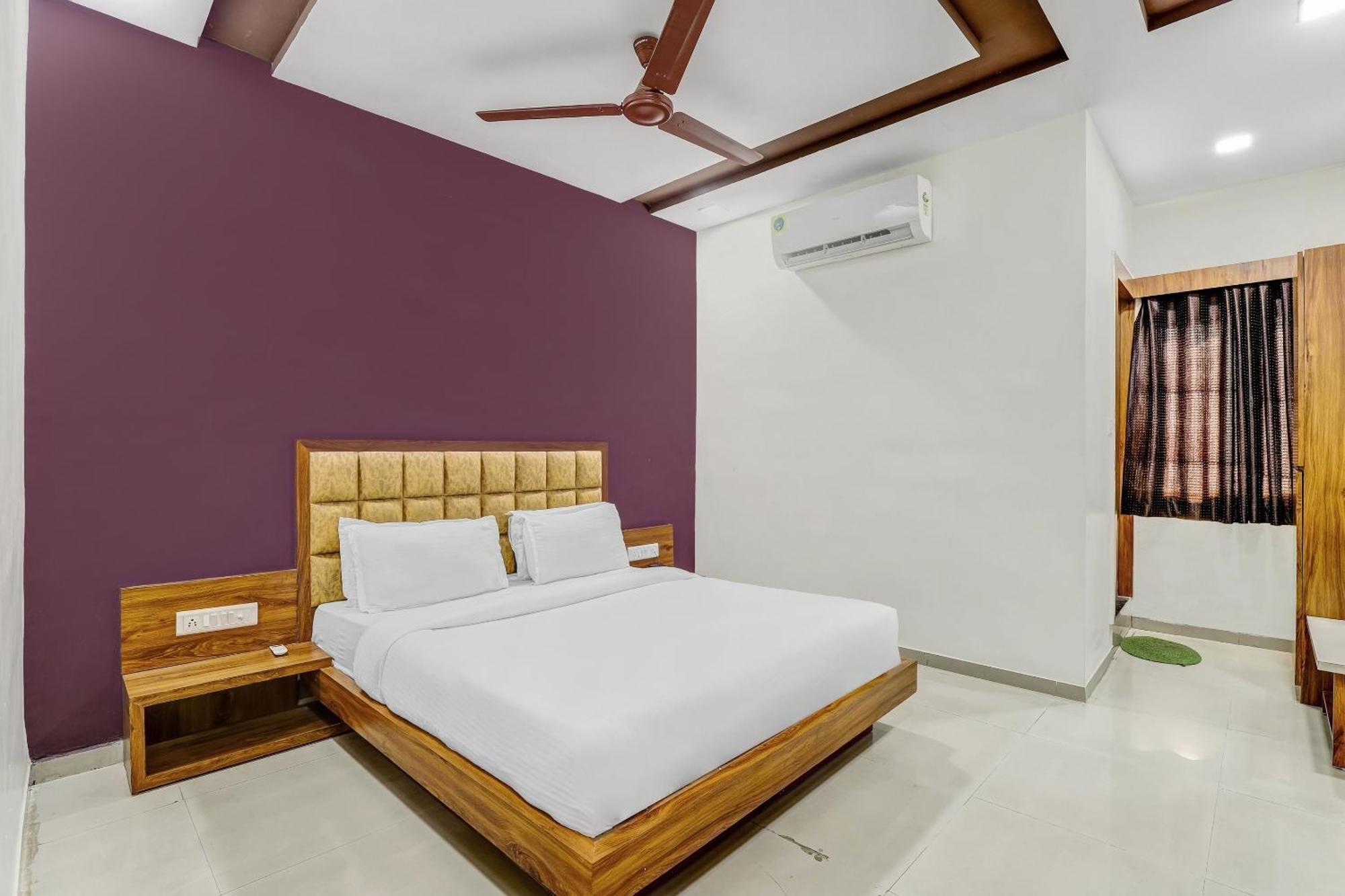 Capital O Maple View Hotel Naroda ภายนอก รูปภาพ